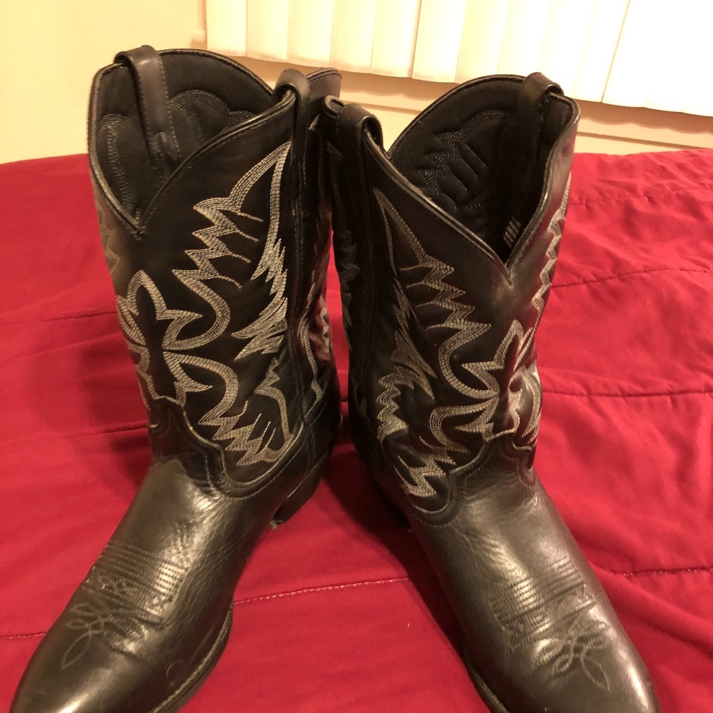 Black Laredo Birchwood round toe boots #68450